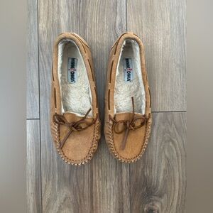 Minnetonka Slippers Size 10